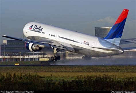 N Dn Delta Air Lines Boeing Er Photo By Steven Van Wijgerden