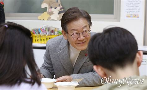 초등학교 돌봄교실 둘러보는 이재명 대표 오마이뉴스