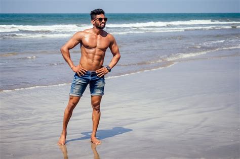 Retrato De Feliz Joven Africano Hombre En El Beach Guapo Y