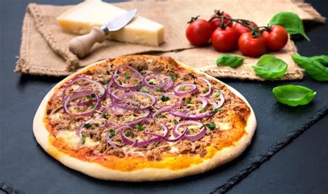 Pizza Mit Thunfisch Und Zwiebeln Tonno E Cipolla Resipis