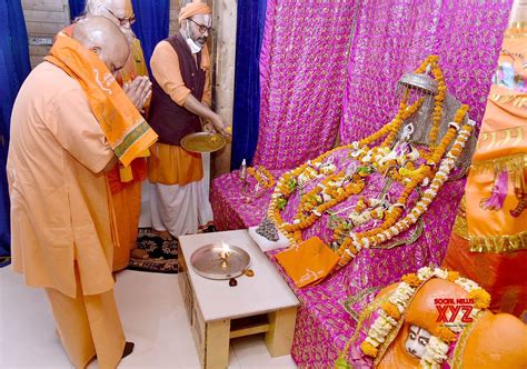 Ayodhya Uttar Pradesh Cm Yogi Adityanath Offers Prayers To Lord Ram