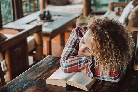 Mulher Bonita Dormindo Em Um Livro Aberto Sozinho Em Casa Pessoas Do