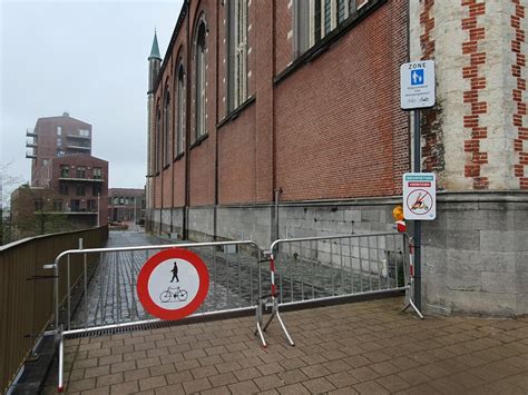 Stenen Brokstukken Vallen Van Kerk Naar Beneden En Missen Fietser Op