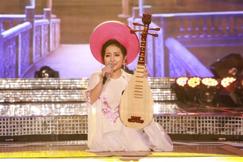 Hot girl ví dặm Phan Ngọc Ánh hát về Thăng Long xưa ở Sao Mai