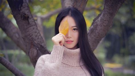 4K Asian Bokeh Glance Brunette Girl Sweater Hands Foliage HD