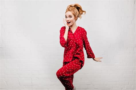 Belle Fille En Pyjama Rouge Sautant Et Riant Le Matin Photo Int Rieure D Une Femme Blonde En