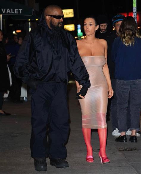 Mulher De Kanye West Usa Vestido Transparente Sem Calcinha