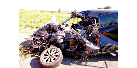 Métropole de Lyon Collision avec un train la voiture poussée sur 450