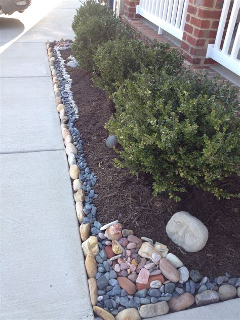 re-did the rock garden to a color blocked border. River rock, black ...