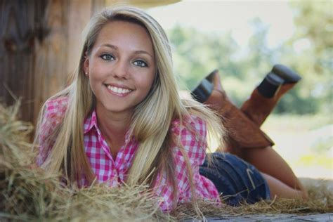 Senior Pictures At The Farm And Sunflower Fields Senior Girl Poses Country Senior Pictures