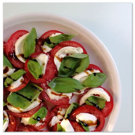 Tomate Mit Mozzarella Und Basilikum Tomate Mozzarella Tomate Mozarella Tomaten