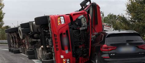 Camion Si Ribalta E Schiaccia Un Ambulanza E Un Auto Due Morti