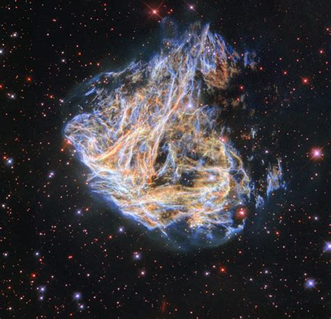 まるで糸くずハッブルが捉えた大マゼラン雲の超新星残骸