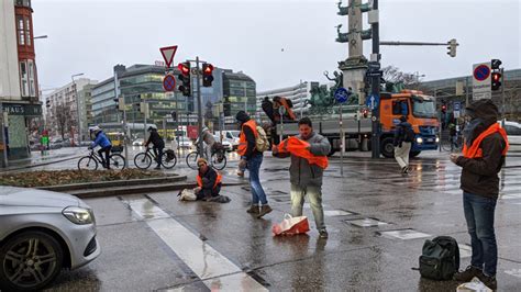 Klima Kleber Blockieren Den Praterstern Oe At