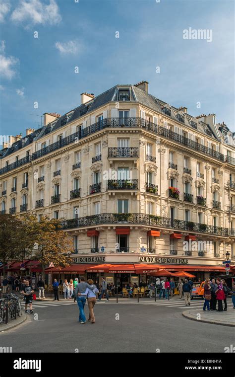 Paris street scene Stock Photo - Alamy