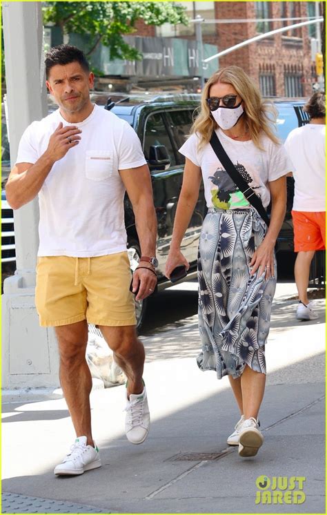 Mark Consuelos And Kelly Ripa Soak Up The Sunny Weather In Nyc Photo