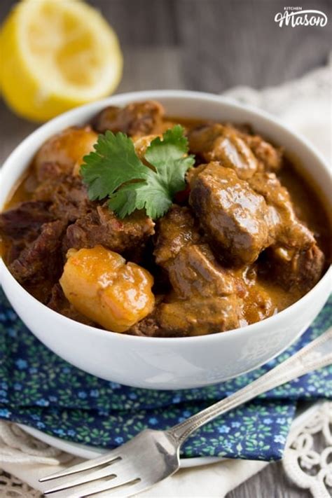 Easy Slow Cooker Beef Massaman Curry Recipe - Kitchen Mason - Food 24h