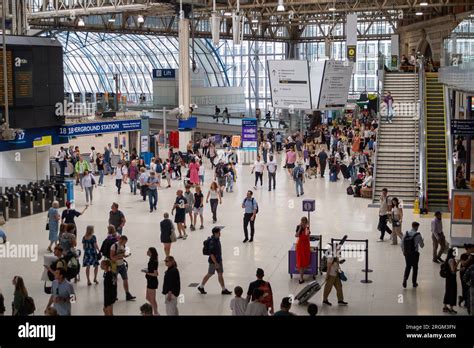 Waterloo Londres Reino Unido De Agosto De Un D A Ajetreado