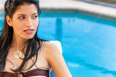 Schönes Junges Hispanisches Latina Mädchen Das An Einem Schwimmbad Sitzt Und Einen Bikini Trägt