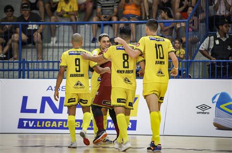 Praia Clube bate Taubaté e estreia vitória na LNF futsal ge