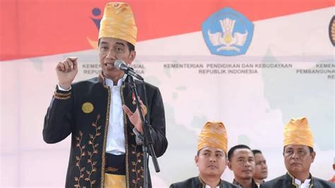 Makna Baju Adat Tanah Bumbu Yang Dipakai Jokowi Di Upacara Hari Lahir