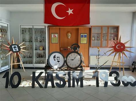 There Are Many Clocks On Display In This Room With The Flag Of Turkey