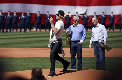 Video Tom Brady Throws Out First Pitch At Boston Red Soxs Home Opener