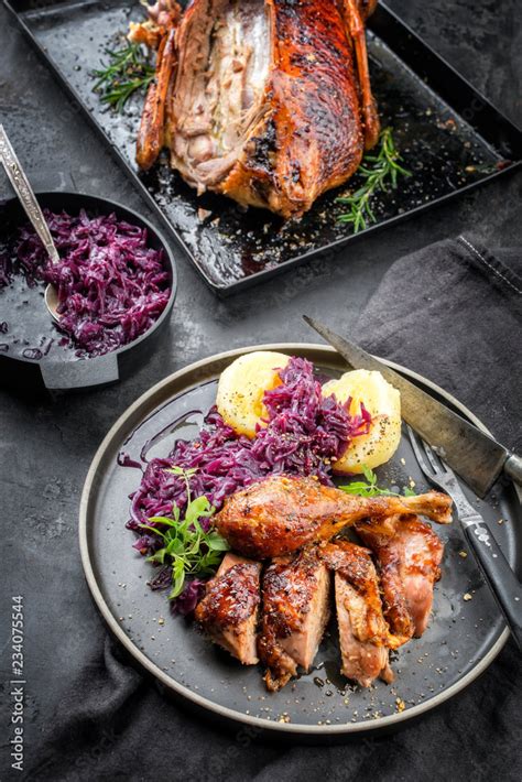 Traditionell Gebratene Ente Mit Kn Del Und Blaukraut Zu Weihnachten Als