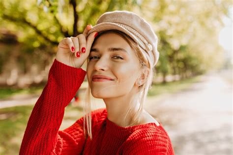 Photo Gros Plan D Une Superbe Femme Blonde Avec Un Maquillage Naturel