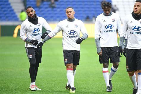 Foot Ol Ol Lacazette Demande De La Cl Mence Pour Memphis Depay