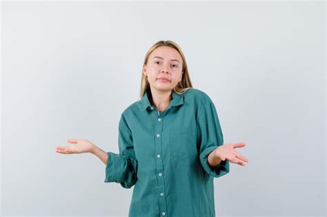 Jeune Femme Blonde Charmante Isolée Photo Gratuite