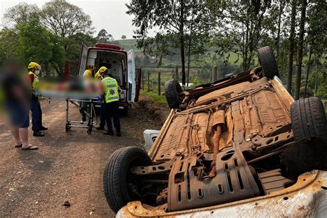 Mulher fica ferida em capotamento no interior de São Miguel do Oeste