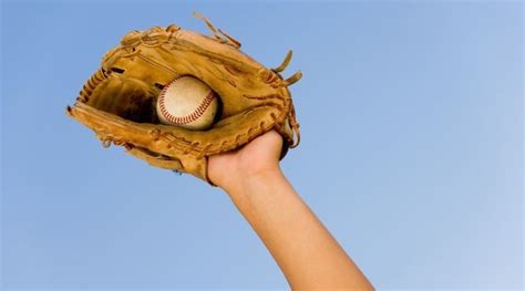 How to Be a First Baseman in Baseball (Tips and Tricks)