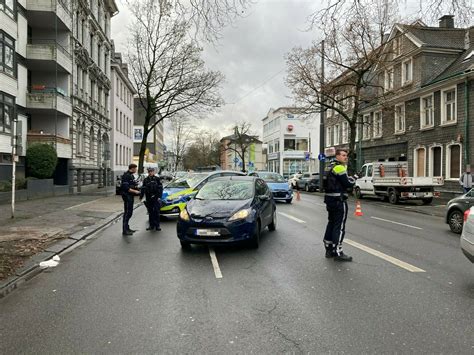 Verkehrsunfall Auf Der B7 In Wuppertal Mann Verletzt