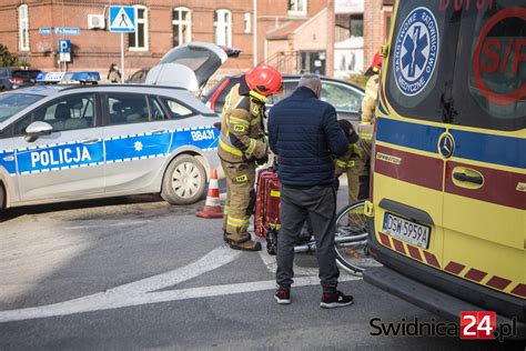 Wypadek na ulicy Wałbrzyskiej 73 letnia rowerzystka trafiła do