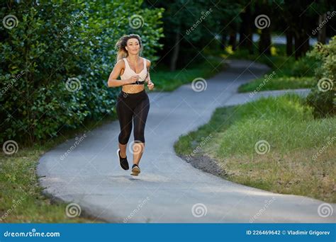 Mujer Sexy Haciendo Footing En El Parque De Verano Por La Noche Foto De Archivo Imagen De