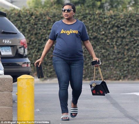 Pregnant Mindy Kaling shows off her baby bump in a statement tee | Celebrity maternity style ...