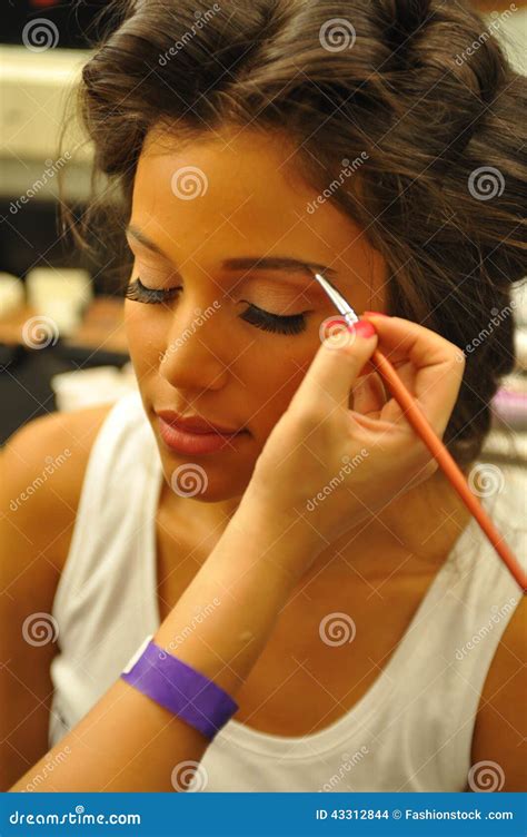 New York August Model Getting Ready Backstage At Top Model Latina Editorial Stock