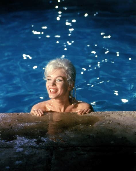 MARILYN MONROE UNSEEN NUDE IN POOL SGTG (1) RARE 8x10 GalleryQuality