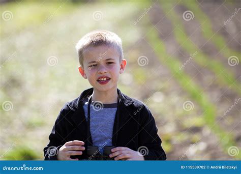 Portret Van Weinig Knappe Ernstige Leuke Blonde Jongen Met De Grappige V N Stock Foto Image