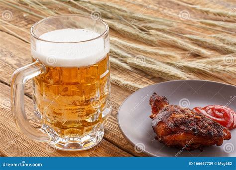 Vidrio De Cerveza Plato Con Pollo Asado Y Orejas De Cebada Sobre Un