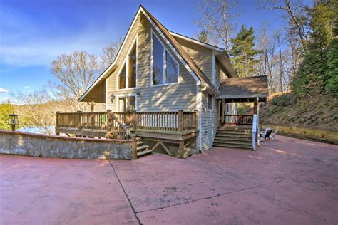 Spacious Lake Santeetlah Cottage w/ Lake Views! | Evolve