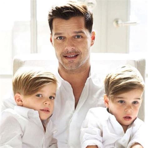 Foto Logo após se assumir gay Ricky Martin adotou os gêmeos Matteo e Valentino hoje 5