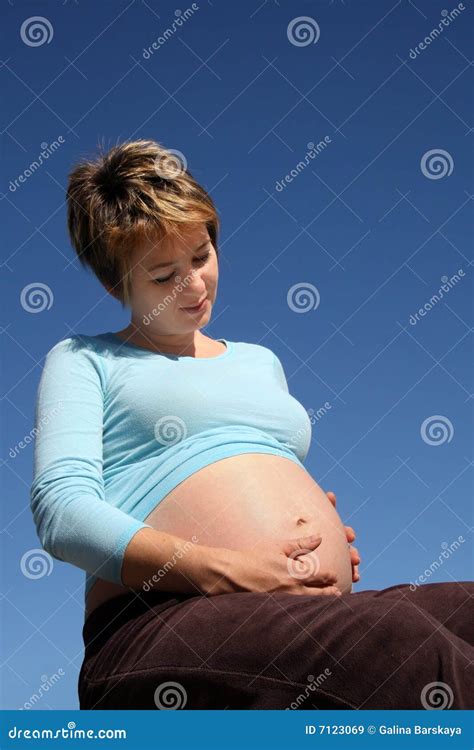 Femme Enceinte Image Stock Image Du Heureux Caucasien 7123069