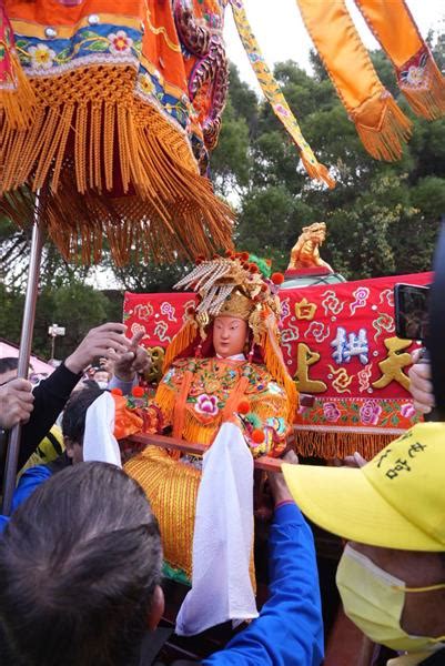 【更新】白沙屯媽祖回宮了 8人扛大轎三進三退衝入大殿 社會焦點 太報 Taisounds