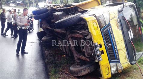 Kelebihan Muatan Truk Terguling