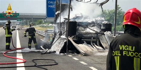 Torino Traffico Bloccato In A Per Un Camion In Fiamme Carico Di