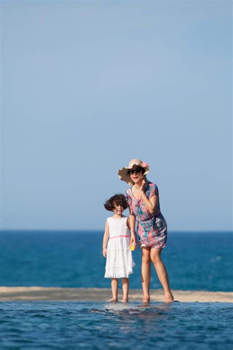 Thúy Nga khoe dáng với bikini hồng Báo Người lao động