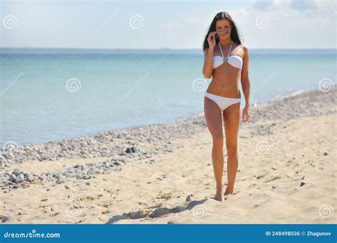 Belle Femme En Bikini Sur La Plage Photo Stock Image Of Mode Cheveu