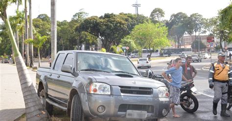 G Motorista Perde O Controle Do Carro E Invade Cal Ada Em Jo O